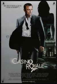 1f203 CASINO ROYALE DS English 1sh 2006 cool image of Daniel Craig as James Bond with gun!