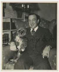 1h368 HUGH HERBERT signed 8x10 still 1930s great portrait relaxing at home with his cute dog!