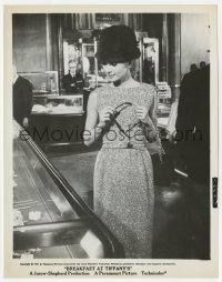 2a103 BREAKFAST AT TIFFANY'S 8x10.25 still 1961 Audrey Hepburn shopping for jewelry in Tiffany's!