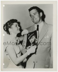 2a206 DEBBIE REYNOLDS/ROBERT DIX 8.25x10.25 still 1954 she's holding a photo of his father Richard!