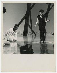 2a505 JUDY GARLAND SHOW TV 7x9 still 1963 she's walking by male dancers on the set!