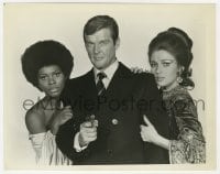 2a555 LIVE & LET DIE 8x10.25 still 1973 Moore as James Bond between Jane Seymour & Gloria Hendry!