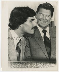 2a764 RONALD REAGAN/MARK SPITZ 8x10 news photo 1972 CA governor congratulates Olympic swimmer!