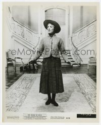 2a826 SOUND OF MUSIC 8x10 still 1965 Julie Andrews arriving to become nanny to many kids!