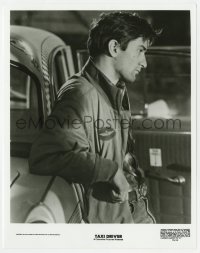 2a868 TAXI DRIVER 8x10.25 still 1976 profile close up of Robert De Niro leaning on his cab!