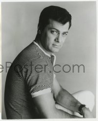2a099 BOSTON STRANGLER candid 7.5x9.25 still 1968 Tony Curtis is irresistible to women of all ages!
