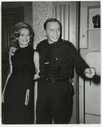 2a215 DETECTIVE candid 7.5x9.25 still 1968 Frank Sinatra & Lee Remick enjoying an off-stage joke!