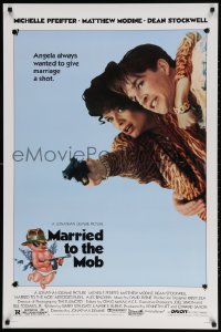 2b822 MARRIED TO THE MOB 1sh 1988 great image of Michelle Pfeiffer with gun & Matthew Modine!