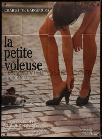 2f786 LITTLE THIEF French 1p 1988 great close up of Charlotte Gainsbourg's sexy legs!