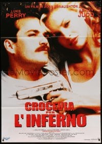 2f149 NORMAL LIFE Italian 1p 1996 close up of Luke Perry & sexy Ashley Judd with gun!