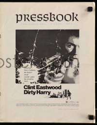 2s662 DIRTY HARRY pressbook 1971 great c/u of Clint Eastwood pointing gun, Don Siegel crime classic