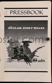 2s746 OUTLAW JOSEY WALES pressbook 1976 Clint Eastwood is an army of one, cool double-fisted artwork!