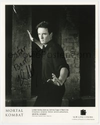 3d582 LINDEN ASHBY signed 8x10 still 1995 as Johnny Cage in fighting stance from Mortal Kombat!