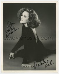 3d907 MADELINE KAHN signed 8x10 REPRO still 1980s sitting on ground looking over her shoulder!