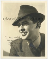 3d648 RICHARD GREENE signed deluxe 8x10 still 1930s great smiling portrait wearing suit & hat!