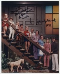 3d968 SHERWOOD SCHWARTZ signed color 8x10 REPRO still 1990s producer w/the cast of The Brady Bunch!