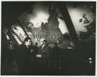3h266 DR. STRANGELOVE candid 7.5x9.5 still 1964 Stanley Kubrick with Peter Sellers in the War Room!