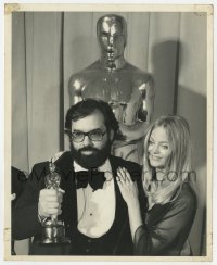3h327 FRANCIS FORD COPPOLA/GOLDIE HAWN 8x10 still 1975 at the 47th Annual Academy Awards ceremony!