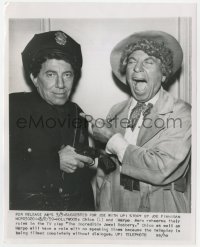 3h432 INCREDIBLE JEWEL ROBBERY 7.25x9 news photo 1959 Harpo laughs at Chico Marx w/ backwards gun!