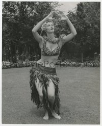 3h440 IRISH MCCALLA 7.5x9.5 news photo 1958 improvising a South Seas dance in sexy island costume!