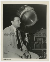 3h808 SEVEN YEAR ITCH candid 8.25x10 still 1955 close up of Tom Ewell sitting by set light!