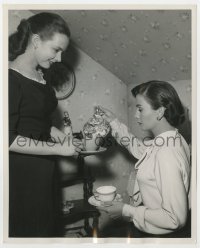 3h921 UNTIL THEY SAIL candid deluxe 8x10 still 1957 Jean Simmons pours tea for Piper Laurie on set!
