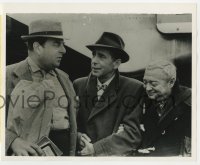 3h122 BEAT THE DEVIL 8x10 news photo 1953 Humphrey Bogart, Peter Lorre & Robert Morley in London!