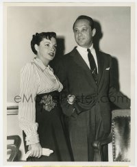 3h493 JUDY GARLAND 8x10 news photo 1952 late for court hearing with her agent/fiance Sid Luft!