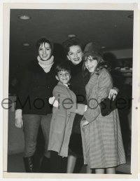 3h495 JUDY GARLAND/LIZA MINNELLI 7x9.25 news photo 1967 with younger children Lorna & Joey Luft!
