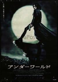 3p689 UNDERWORLD advance Japanese 2003 great full-length image of Kate Bekinsale w/moon & gun!