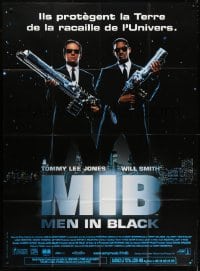 3w800 MEN IN BLACK French 1p 1997 c/u of secret agents Tommy Lee Jones & Will Smith wearing shades!