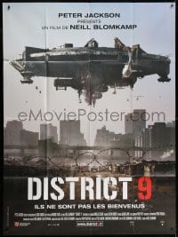 4b821 DISTRICT 9 French 1p 2009 Neill Blomkamp, cool image of huge spaceship over city!