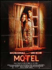 4b984 VACANCY French 1p 2007 Luke Wilson & Kate Beckinsale looking out window of the Mortel!