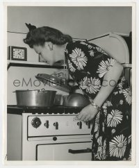 4d515 IRENE DUNNE  8.25x10 still 1944 the MGM leading lady cooking something good at home!