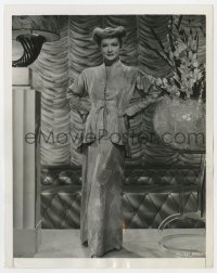 4d680 MIRIAM HOPKINS  7x9 news photo 1942 full-length modeling a swank silver & blue evening gown!