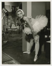 4d709 NEVER LET ME GO candid English 7.75x10 still 1953 star of Russian ballet company Gene Tierney!