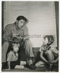 4d821 ROBERT MITCHUM  7.5x9.25 still 1947 with a crystal set with sons Chris & Jim after Crossfire!