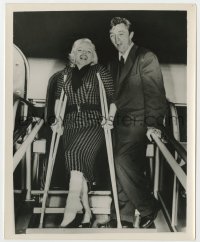4d012 RIVER OF NO RETURN deluxe English 8x10 news photo 1954 Marilyn Monroe on crutches by Mitchum!