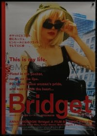 4f289 BRIDGET Japanese 2002 close up of sexy blonde Anna Thomson wearing sunglasses!