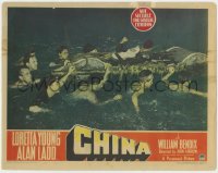 5b273 CHINA LC 1943 Alan Ladd & Chinese men carrying their guns across river on a raft!