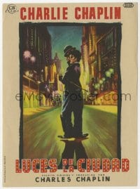 5d493 CITY LIGHTS Spanish herald R1950s wonderful art of Charlie Chaplin as the Tramp on street!