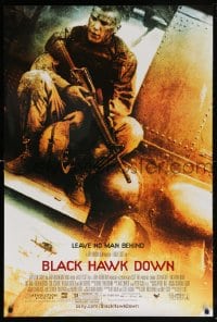 5t115 BLACK HAWK DOWN 1sh 2001 Ridley Scott, Josh Hartnett with assault rifle in helicopter!