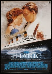 5z285 TITANIC 27x39 French commercial poster 1997 DiCaprio & Kate Winslet over ship, Sonis!