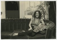 6b246 BETTE MIDLER signed 6.25x9 still 1980s great portrait of the singer/actress on couch!