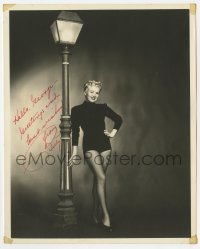 6b248 BETTY GRABLE signed deluxe 8x10 fan club still 1950s showing her sexy legs by lamppost!