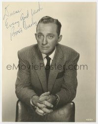 6b252 BING CROSBY signed deluxe 7.25x9.25 still 1940s portrait leaning over chair w/ hands clasped!