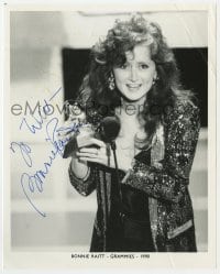 6b596 BONNIE RAITT signed 8x10 publicity still 1990 portrait of the singer accepting her Grammy!