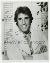 6b607 HENRY WINKLER signed 8x10 publicity photo 1979 great smiling portrait with his arms crossed!