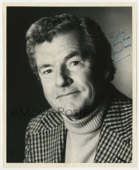 6b613 KENNETH MORE signed 8x10 publicity photo 1970s head & shoulders portrait of the English actor!