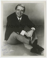 6b927 PERRY COMO signed 8x10 REPRO still 1970s great seated portrait of Mr. Relaxation!